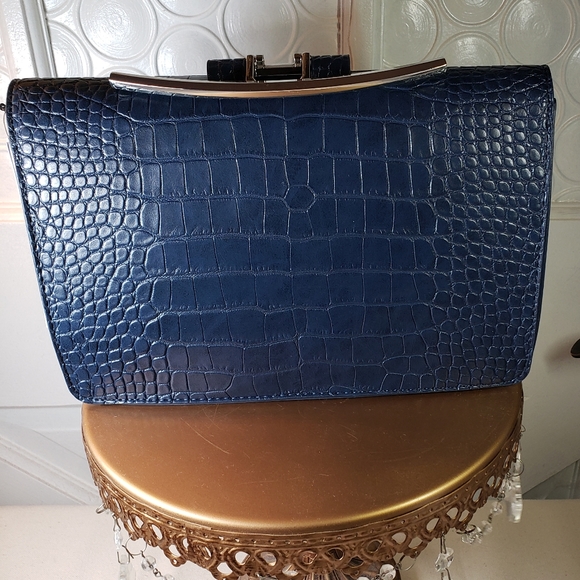 NWT JustFab clutch in Vegan leather with additional shoulder strap (chain) - Picture 9 of 11